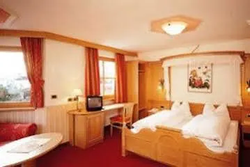 Hotel Garni Concordia - Dolomites Home Hotel